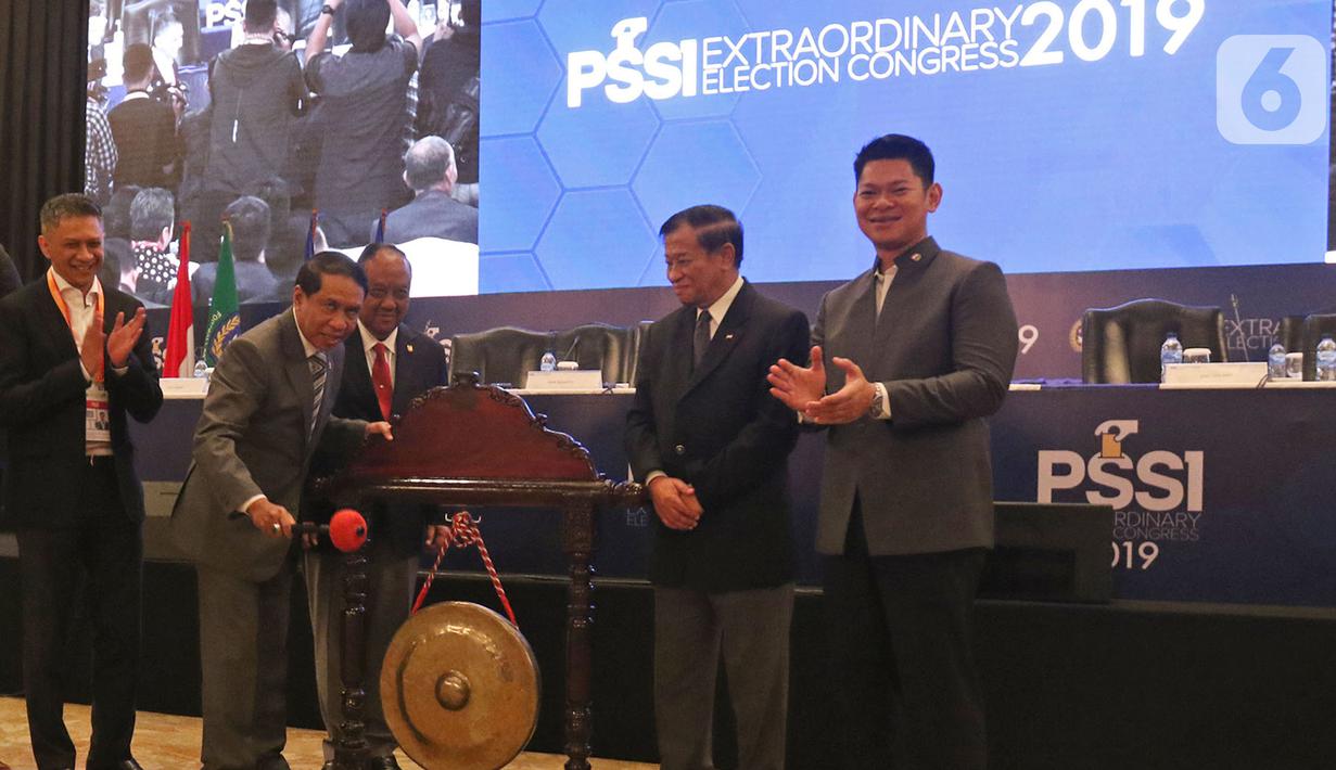 Menpora Zainudin Amali didampingi Ketua Komite Olimpiade Indonesia (KOI) Raja Sapta Oktohari, dan Komite Olahraga Nasional Indonesia (KONI) Marciano Norman memukul gong saat membuka Kongres Luar Biasa (KLB) Pemilihan PSSI di Jakarta, Sabtu (2/11/2019). (Liputan6.com/Herman Zakharia)