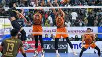 Pemain STIN Pasundan Farhan Halim melepaskan smes saat menghadapi&nbsp;BIN Samator Surabaya dalam laga kedua final four Livoli Divisi Utama 2022 di GOR Kimageti Magetan, Sabtu (5/11/2022). (foto: istimewa)