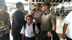 Joni Kala, bocah pemanjat tiang bendera di Atambua mendapat apresiasi dengan diundang Presiden Joko Widodo ke Jakarta.