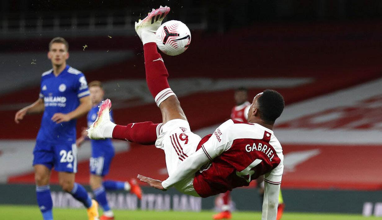 Pemain Arsenal, Gabriel, melakukan tendangan salto saat melawan Leicester City pada laga Liga Inggris di Stadion Emirates, Minggu (25/10/2020). Arsenal tumbang dengan skor 0-1. (Catherine Ivill/Pool via AP)