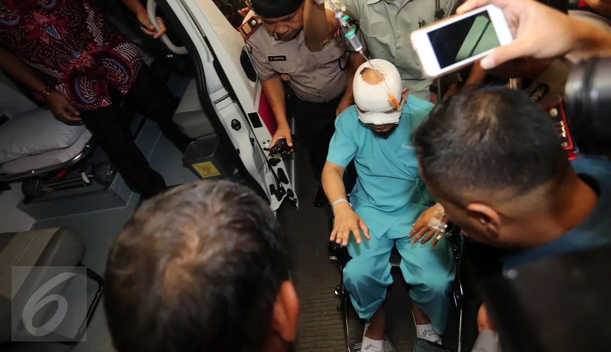 Penyidik KPK, Novel Baswedan bersiap menaiki mobil ambulan di lobi Rumah Sakit Mitra Keluarga Kelapa Gading, Jakarta, Selasa (11/4). Novel dipindahkan ke Jakarta Eye Center(JEC) untuk menyembuhkan mata kirinya yang terluka parah (Liputan6.com/Johan Tallo)