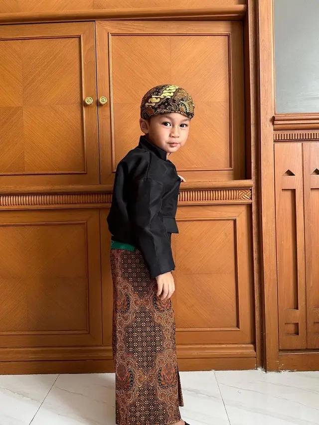 Potret Kiano Tiger Anak Baim Wong saat Mengenakan Baju Adat Jawa