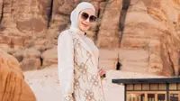 Model Gamis Erin Taulany yang Simpel tapi Berkelas, Inspirasi Tampil Modis Syar'i