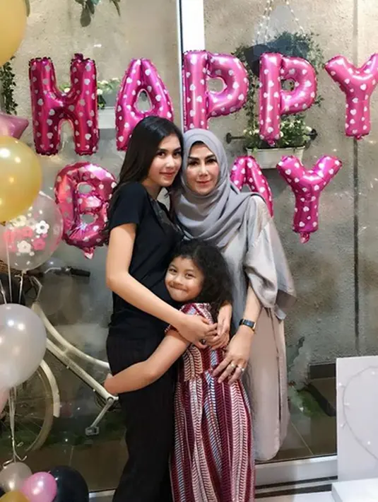 Tepatnya pada hari Minggu (12/11/2017), wanita yang akrab disapa Nanas ini resmi dilamar oleh Jeje. Di situ jugalah ibunda Nanas mengungkapkan perasaannya saat anak bungsunya itu akan menikah. (Instagram/amy_r_qanita)