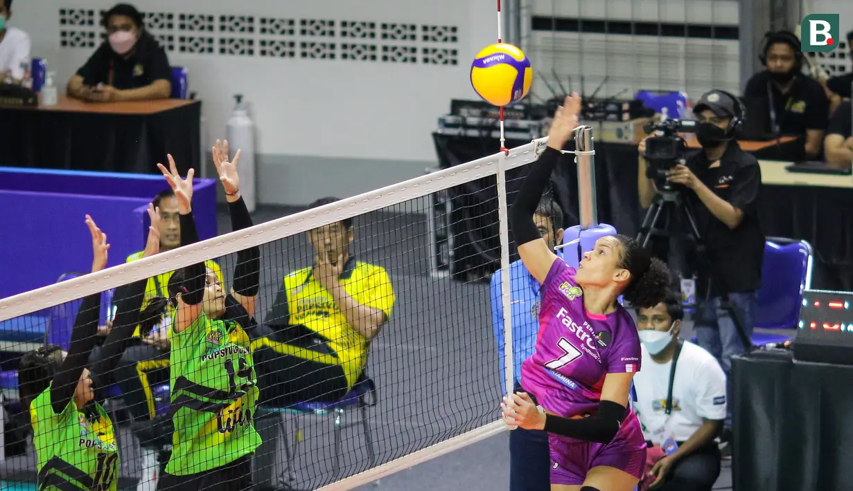 Pemain Jakarta Pertamina Fastron, Niverka Dharlenis Marte Frica melakukan spike ke arah tim Jakarta Mandiri Popsivo Polwan saat laga lanjutan PLN Mobile Proliga 2022 di GOR Kawah Candradimuka, Padepokan Voli Jenderal Polisi Kunarto, Bogor, Jumat (14/01/2022). (Bola.com/Bagaskara Lazuardi)