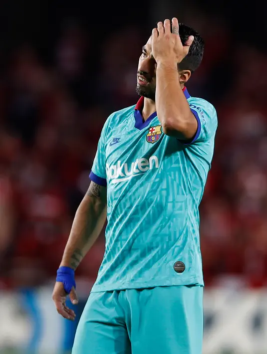 Penyerang Barcelona, Luis Suarez bereaksi selama laga pekan kelima La Liga melawan Granada di Stadion Nuevo Los Cármenes, Sabtu(21/9/2019). Barcelona secara mengejutkan tumbang dalam lawatannya ke markas tim promosi, Granada 0-2. (AP Photo/Miguel Morenatti)