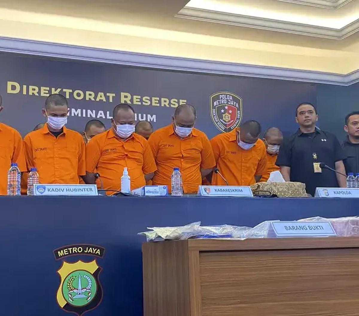 Mereka pun dikenakan Pasal 2 Ayat (1) dan Ayat (2) dan atau Pasal 4 Undang Undang Republik Indonesia Nomor 21 Tahun 2007 tentang Pemberantasan Tindak Pidana Perdagangan Orang. Sementara pegawai Imigrasi dijerat Pasal 8 ayat (1) Undang-Undang Nomor 21 Tahu