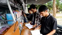 Perpustakaan keliling layani masyarakat saat Ramadan. (Liputan6.com/Dian Kurniawan)