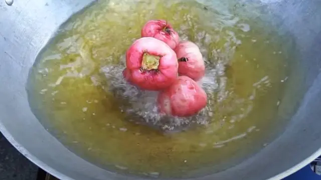8 Potret Nyeleneh Orang Masak Buah, Ada Rambutan Goreng