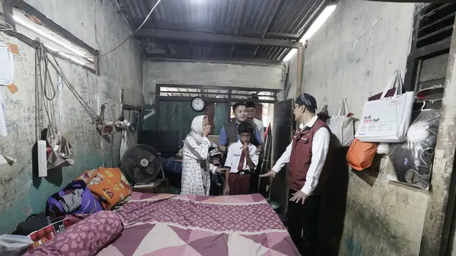Sekretaris Kabinet Teddy Indra Wijaya, Menteri Sosial Saifullah Yusuf (Gus Ipul), Menteri Pekerjaan Umum Dody Hanggodo, dan Wakil Menteri Sosial Agus Jabo Priyono meninjau langsung rumah Galih, calon siswa Sekolah Rakyat, yang masuk kategori desil 1 dalam