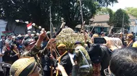 Warga antusias, rebutan gunungan dijadikan tolak balak. ( Foto : liputan6.com/krjogja.com/Andjar HW)