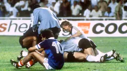Semifinal Piala Dunia 1982. Laga semifinal antara Jerman Barat menghadapi Prancis (8/7/1982) menjadi debut adu penalti di ajang Piala Dunia. Jerman Barat akhirnya tampil sebagai pemenang dalam adu penalti dengan skor 5-4 setelah hingga babak perpanjangan waktu skor sama kuat 3-3. (AFP/Staff)