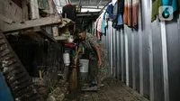 Warga beraktivitas di kawasan Kampung Akuarium, Jakarta, Selasa (17/2/2021). Peningkatan jumlah penduduk miskin Indonesia karena penurunan pendapatan yang dialami oleh hampir seluruh lapisan masyarakat akibat pandemi corona COVID-19. (Liputan6.com/Faizal Fanani)