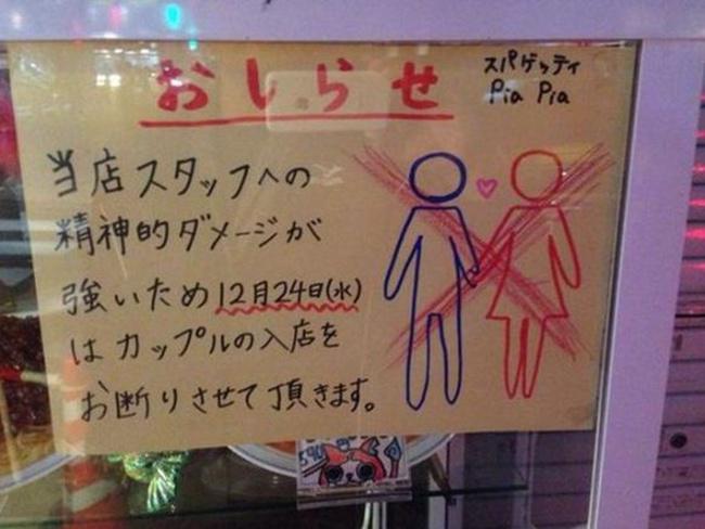 Papan pengumuman penolakan untuk pasangan di restoran Tokyo Jepang | Photo: Copyright rocketnews.com