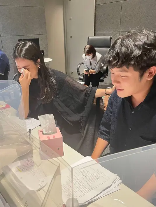 <p>Sejak sesi pembacaan naskah, Han Hyo Joo tak bisa menahan air matanya. Dia tampak begitu menyayangi Lee Jung Ha seperti anaknya sendiri. Hyo Joo bahkan terlihat menyeka matanya dengan tisu. (Foto: Instagram/ hanhyojoo222)</p>