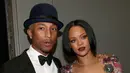 Pharrell Williams dan Rihanna saat menghadiri ajang MusiCares 2016, untuk menghormati musisi legendaris Lionel Richie, di Los Angeles, 13 Februari 2016. (Christopher Polk/Getty Images for NARAS/AFP)