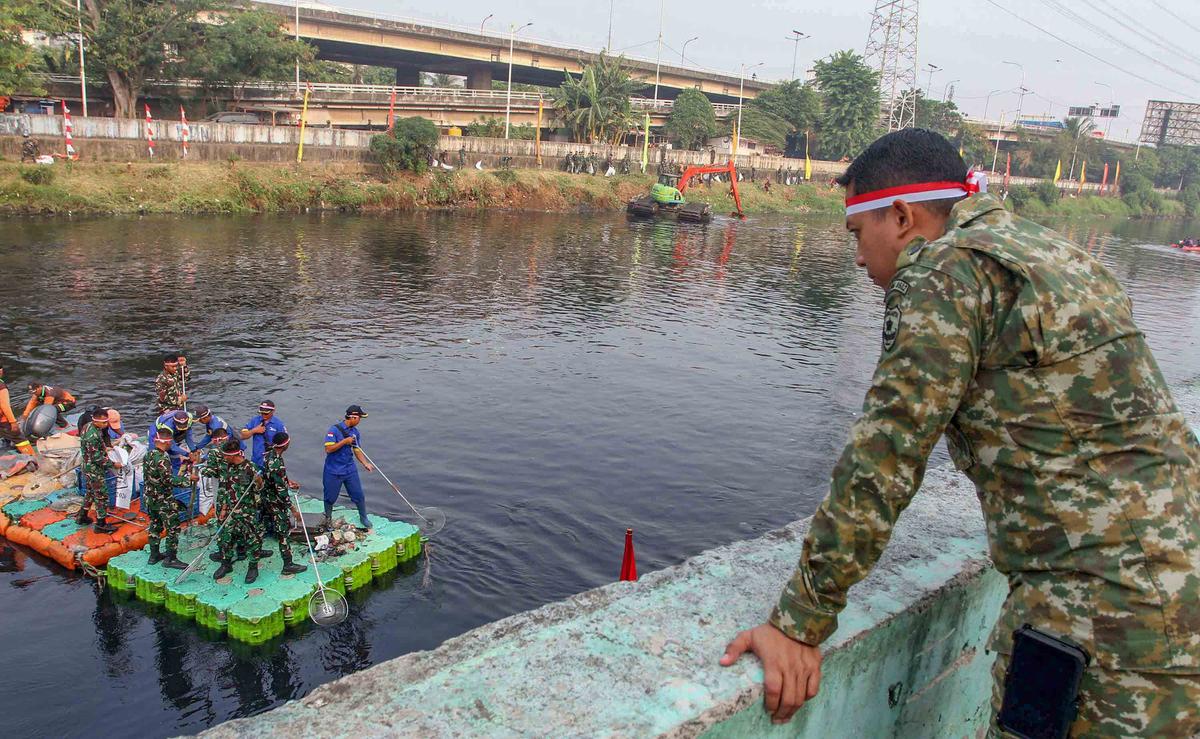 Jelang HUT RI TNI Polri dan PPSU Bersihkan Kanal Banjir Barat