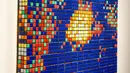 Seni jalanan berjudul Rubik Mona Lisa dipajang di rumah lelang Artcurial, Paris, Prancis, Senin (3/2/2020). Rubik Mona Lisa yang dibuat pada tahun 2005 tersebut terbuat dari 330 rubik. (FRANCOIS GUILLOT/AFP)