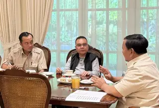 Presiden Prabowo Subianto bertemu dengan Menteri Luar Negeri Sugiono, Menteri Sekretaris Negara Prasetyo Hadi, dan Wakil Ketua DPR Sufmi Dasco Ahmad pada Jumat, 2 Januari 2026 sore hingga malam.