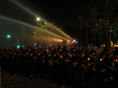 Tembakan Water Cannon membubarpaksakan aksi buruh di depan Istana Merdeka, Jakarta, Jumat (30/10/2015). Polisi terpaksa menembakkan gas air mata karena aksi sudah melewati batas waktu yang disepakati. (Liputan6.com/Gempur M Surya)
