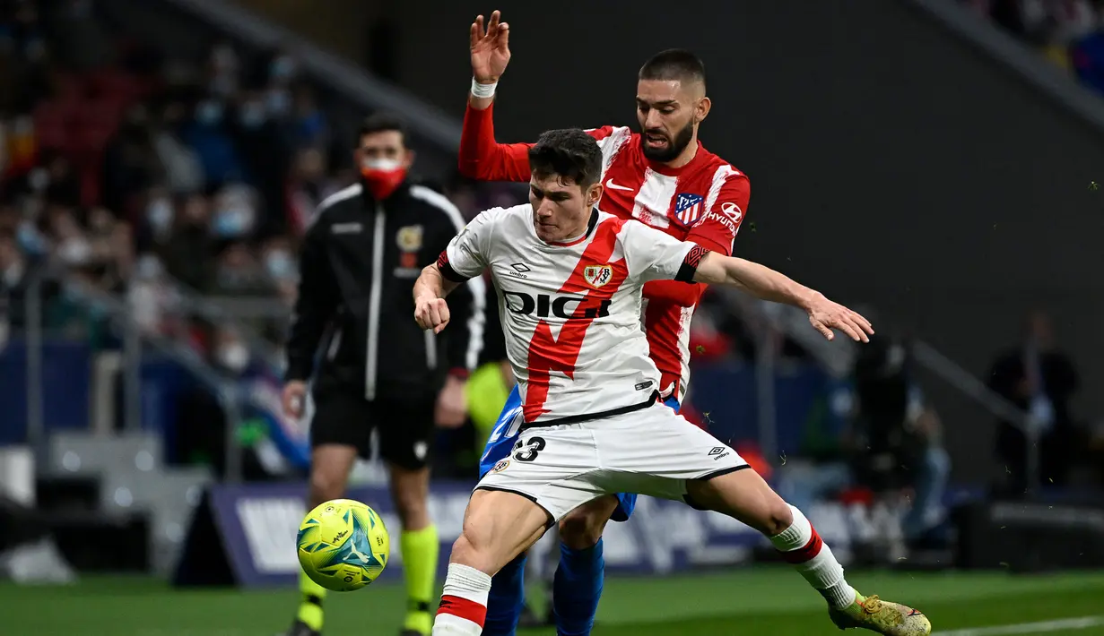 Fran Garcia. Bek kiri Spanyol berusia 22 tahun ini dipermanenkan Rayo Vallecano dari Real Madrid awal musim 2021/2022 ini dengan mahar senilai 2 juta euro. Kontribusinya di LaLiga mampu membawa Rayo sebagai tim promosi bertengger di posisi 7 klasemen sementara. (AFP/Pierre-Philippe Marcou)