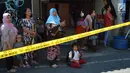 Warga menyaksikan reka adegan pembunuhan penghuni rehabilitasi sosial (resos) Argorejo Sunan Kuning Semarang, Jawa Tengah, Selasa (18/9). Teriakan dan kecaman silih berganti diteriakkan warga kepada pelaku. (Liputan6.com/Gholib)