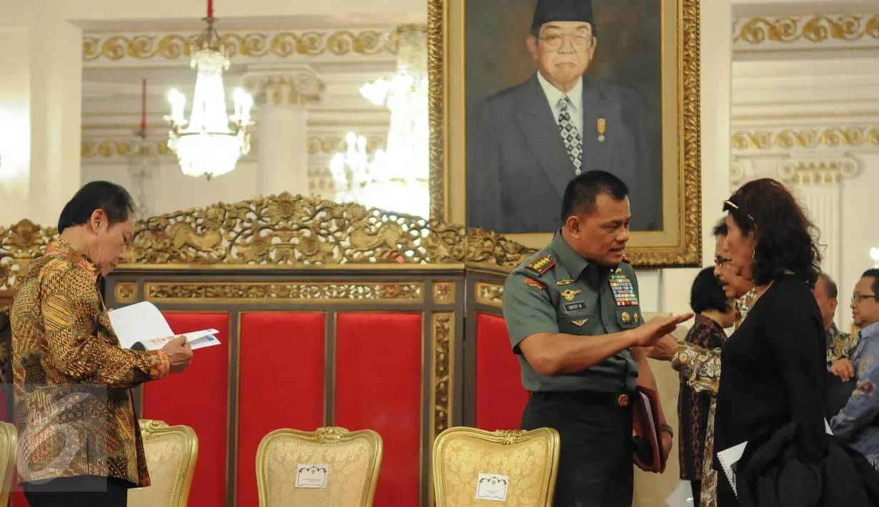 (Ki-ka) Kepala BIN Sutiyoso, Panglima TNI Jenderal Gatot Nurmantyo dan Menteri Kelautan dan Perikanan Susi Pudjiastuti saat menghadiri sidang kabinet paripurna di Istana Negara, Jakarta, Jumat (9/9). (Liputan6.com/Faizal Fanani)