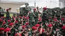 Kepala Staf Angkatan Darat (KSAD) Jenderal Dudung Abdurachman meninjau pasukan usai memimpin Apel Gelar Pasukan Jajaran TNI AD di Lapangan Monas, Jakarta, Selasa (25/1/2022). Pasukan TNI AD dan Alutsista dipamerkan saat mengikuti gelar apel pasukan. (Liputan6.com/Faizal Fanani)