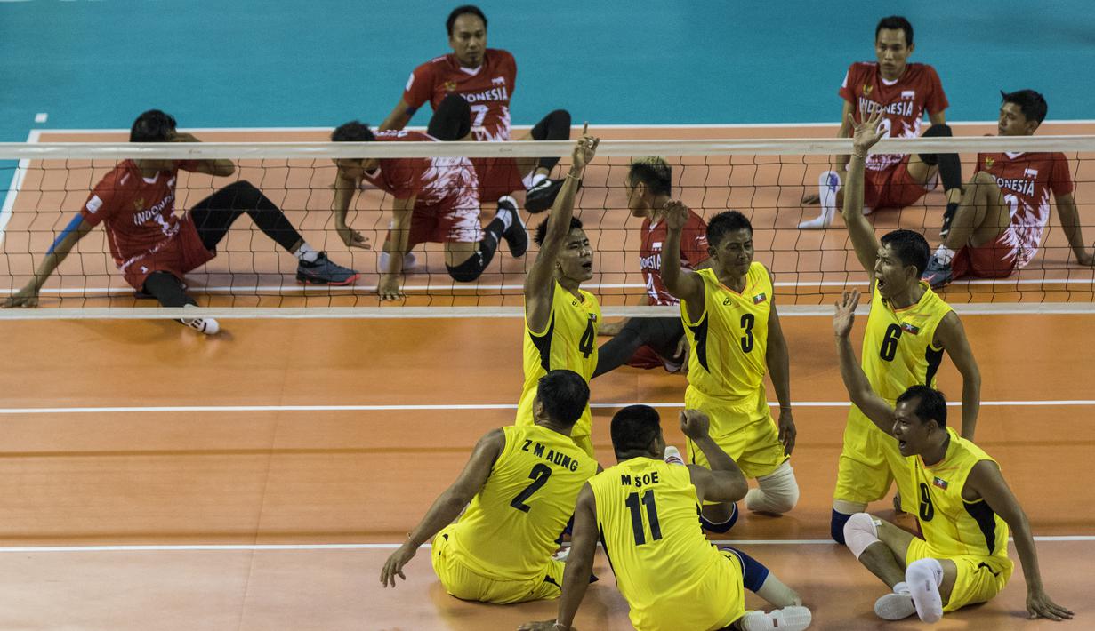 Pevoli duduk Myanmar merayakan kemenangan atas Indonesia pada laga Asian Para Games di Tenis Indoor Senayan, Jakarta, Minggu (7/10/2018). Indonesia kalah 0-3 dari Myanmar. (Bola.com/Vitalis Yogi Trisna)