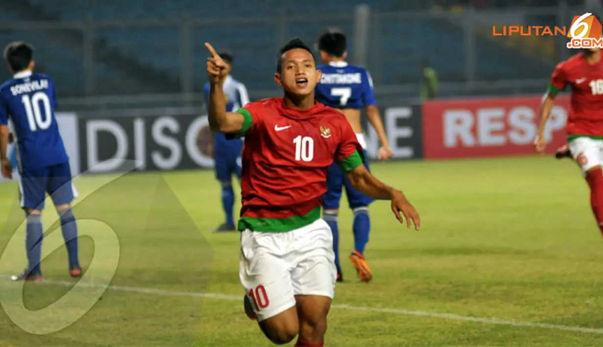 Muchlis berlari sambil menunjukkan jari telunjuknya sambil sedikit berekspresi dan mengarahkan pandangannya ke arah rekan-rekannya (Liputan6.com/Helmi Fithriansyah)