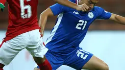 Gelandang Timnas Indonesia U-22, Evan Dimas Darmono berusaha merebut bola dari pemain Filipina, Jeremiah Borlongan pada laga SEA Games di Stadion Shah Alam, Selangor (17/8). Indonesia menang 3-0 atas Filipina. (AP Photo / Vincent Phoon)