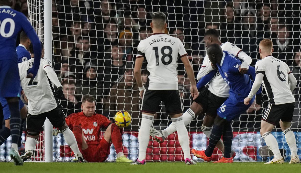 Babak kedua baru berjalan dua menit, Chelsea mampu menyamakan skor 1-1 lewat gol Kalidou Koulibaly. Pemain asal Kamerun itu mampu menyambar bola muntah hasil tangkapan Bernd Leno yang tak sempurna dalam sebuah kemelut di depan gawang. (AP Photo/Alastair Grant)