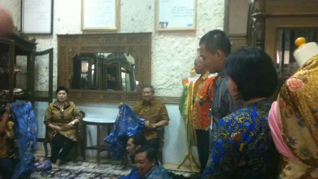Kenangan Ani Yudhoyono Bersama Pengrajin Batik Hingga Keraton Cirebon