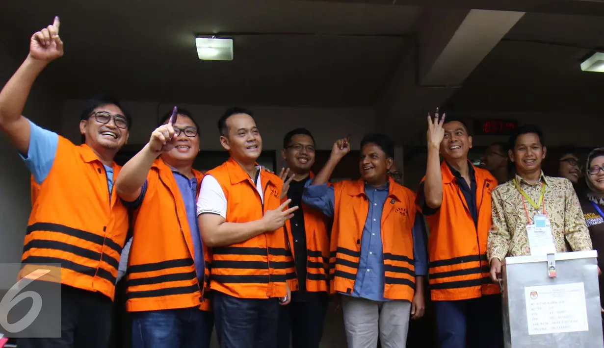 Tujuh tahanan KPK yang memiliki hak suara untuk Pilkada DKI Jakarta berfoto bersama usai menggunakan hak suaranya di TPS 19 Kelurahan Karet (khusus), di Gedung KPK, Jakarta, Rabu (15/2). (Liputan6.com/Helmi Affandi)