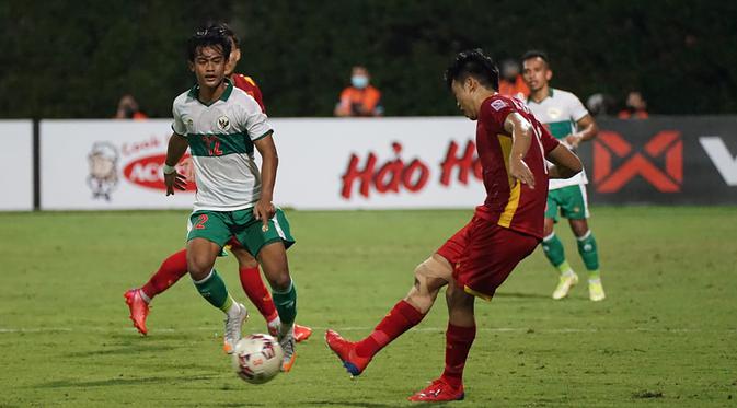 Di sektor bek kiri, Pratama Arhan yang tampil penuh selama 90 menit juga tampil oke dengan mampu meredam serangan para pemain Vietnam. Tercatat Vietnam hanya mampu melepaskan 1 tembakan tepat sasaran dari total 8 yang dilepaskan. (Dok. PSSI)