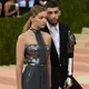 Gigi Hadid dan Zayn Malik tiba di ajang Met Gala 2016 di Metropolitan Museum of Art, New York, Senin (2/5). Pasangan ini terlihat begitu serasi dengan Zayn yang tampil mencuri perhatian dengan aplikasi lengan besi bak Robocop. (TIMOTHY A. Clary/AFP)