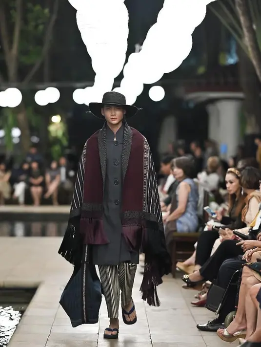 Adam saat berjalan untuk Edward Hutabarat S/S20 'ULOS IN INNOVATION' (Foto: Instagram @adamrxsydi @dandyhendrata)