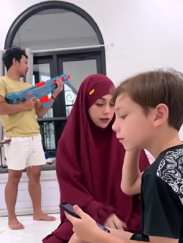 Potret Cantiknya Celine Evangelista Berhijab Merah (credit: instagram/selvydevi_27)