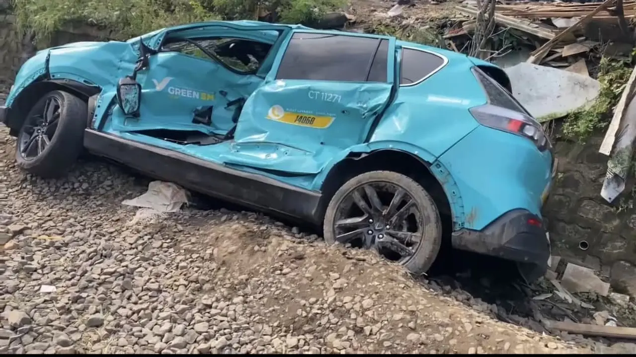 Taksi Green SM Penyebab kecelakaan kereta