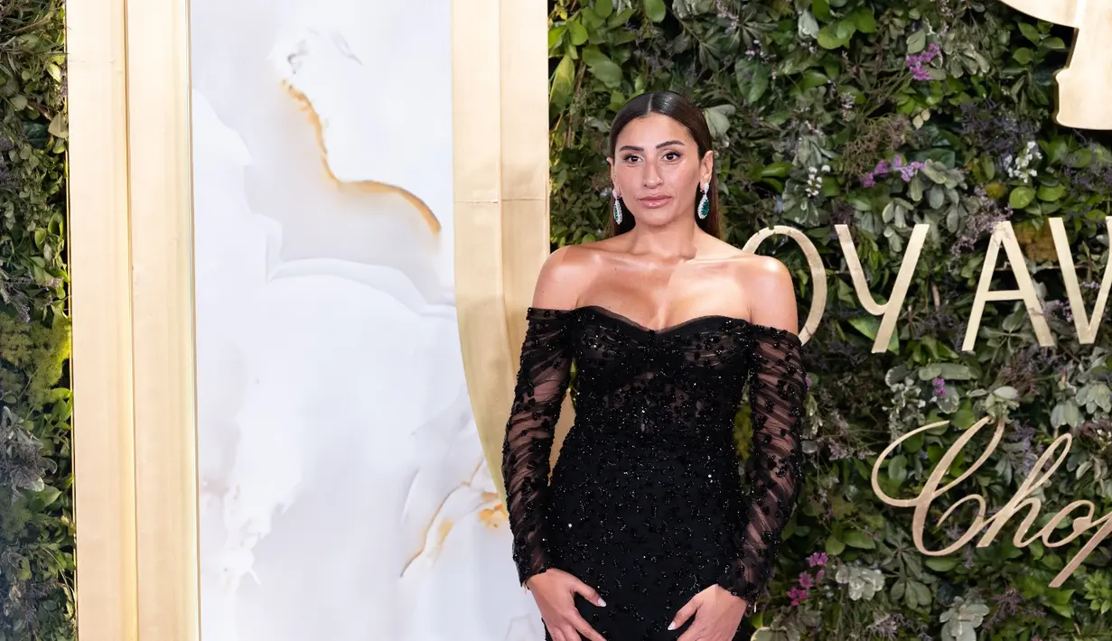 Dina El Sherbiny tampil elegan dengan anting emerald pear-shaped total 66.63 carats serta cincin emerald pear-shaped 12.07 carats berbingkai berlian, sekaligus mengenakan jam tangan dari koleksi Imperiale.   [Dok/chopard].