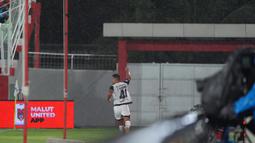 Pemain Persija Jakarta, Alaeddine Ajaraie melakukan selebrasi usai mencetak gol ke gawang Malut United pada laga pekan ke-23 BRI Super League 2025/2026 yang berlangsung di Stadion Gelora Kie Raha, Ternate, pada Selasa (24/2/2026) malam. (Dok Persija Jakarta)