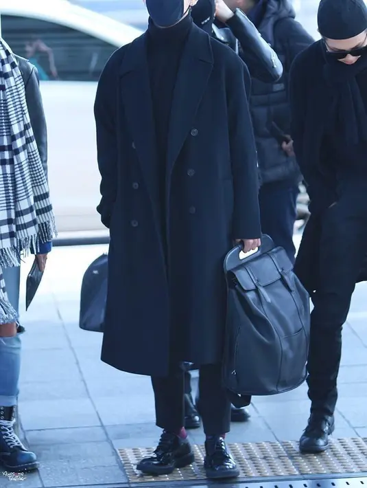 Salah satu yang terbaru ia tampil dengan busana serba hitam. (Pinterest)