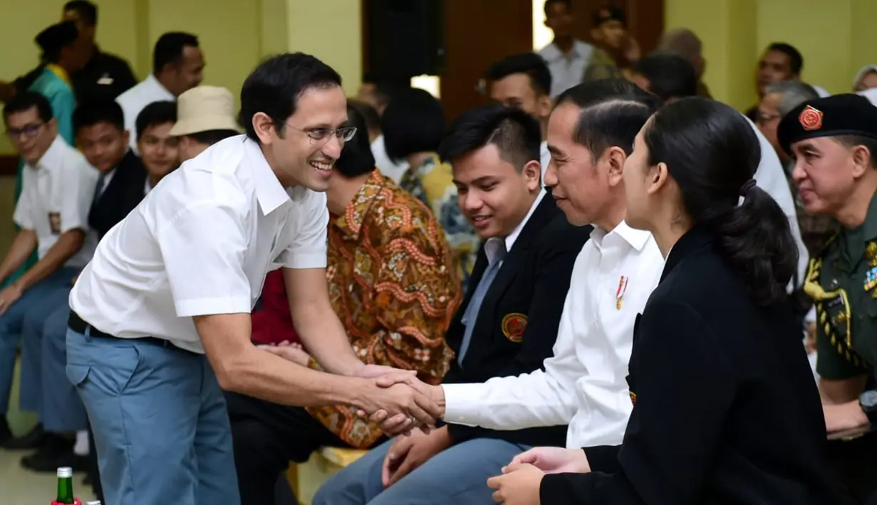 Mendikbud Nadiem Makarim bersalaman dengan Presiden Joko Widodo sebelum tampil dalam drama bertajuk Prestasi Tanpa Korupsi di SMKN 57, Jakarta, Jakarta Selatan, Senin (9/12/2019). Kegiatan tersebut dalam rangka memperingati Hari Antikorupsi Sedunia. (Foto:Biropress Kepresidenan)