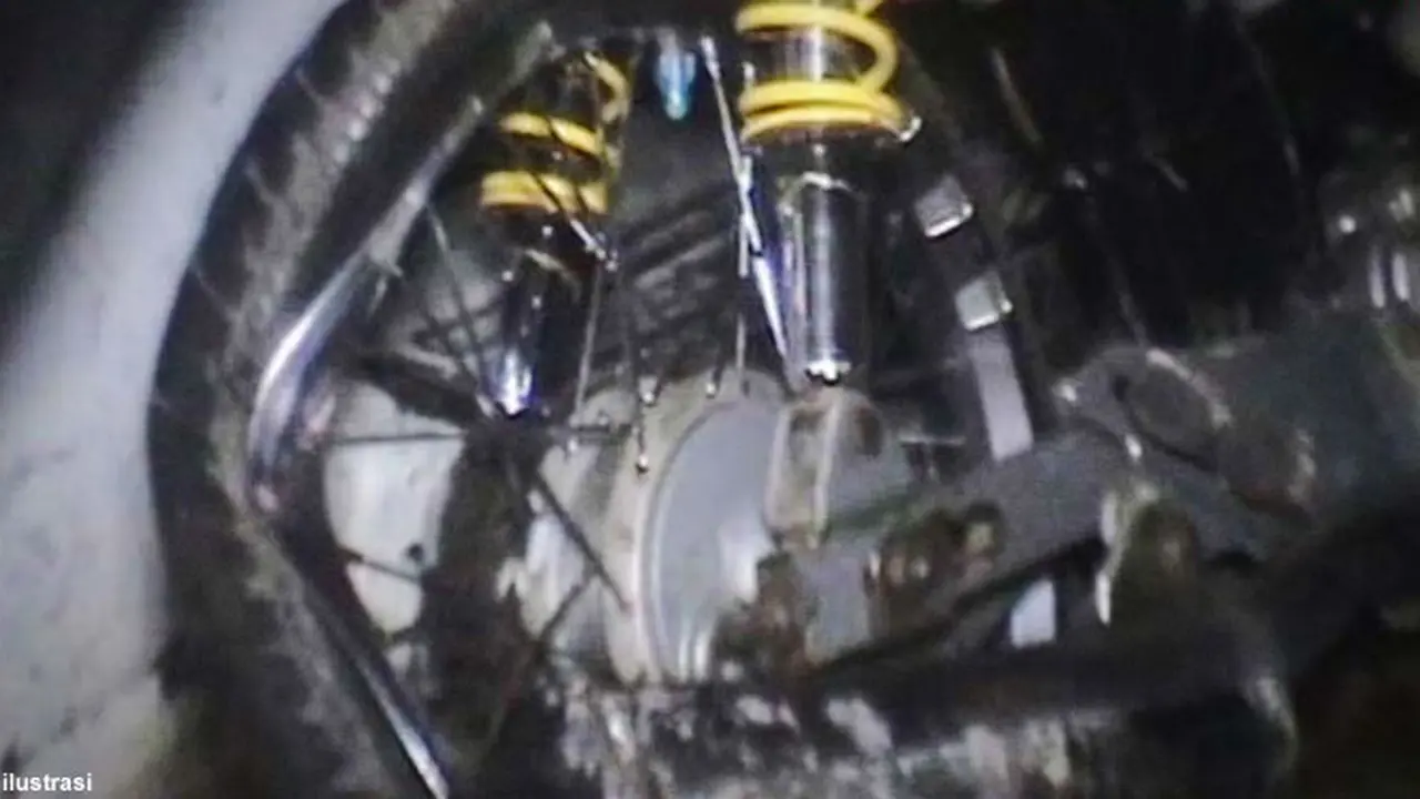 motor-tabrak-iluts130516d.jpg