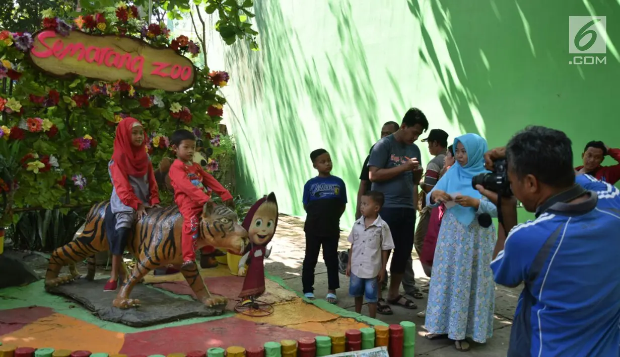 Anak-anak foto saat bertamasya di Taman Margasatwa Semarang, Sabtu (16/6). Hari kedua lebaran, warga bertamasya ke Taman Margasatwa Semarang di Daerah Mangkang Semarang. (Liputan6.com/Gholib)