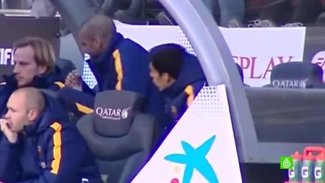 Video mengenai kerusuhan dan kejahilan yang dilakukan oleh Dani Alves bek Barcelona di bangku cadangan saat menjadi pemain cadangan.