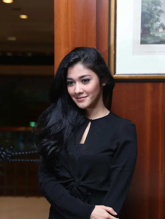 Putri dari Jamal Mirdad dan Lydia Kandou ini memang dikenal dengan rambutnya yang lebat dan selalu tergerai indah melewati bahunya. Naysila Mirdad juga tak mewarnai rambutnya dengan warna-warna mencolok. (Nurwahyunan/Bintang.com)