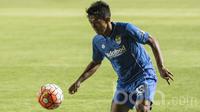 Gelandang Persib Bandung, Febri Hariyadi, mengontrol bola saat uji coba melawan Bali United di Stadion GBLA Bandung, Jawa Barat, Sabtu (8/4/2017). (Bola.com/Vitalis Yogi Trisna)
