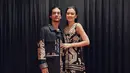 <p>Couple modis Kimberly dan Edward saat hadiri acara bersama. keduanya sama-sama menawan kenakan baju adat Sumba dengan desain kekinian. [@kimbrlyryder].</p>