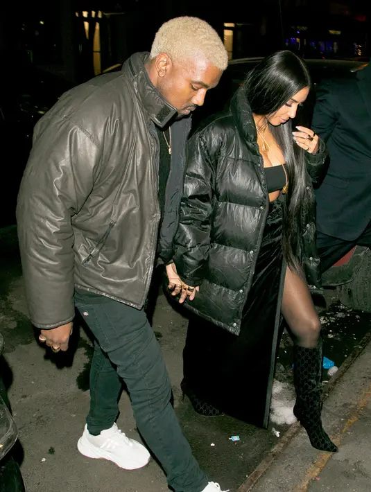 Kim Kardashian dan Kanye bergandengan tangan saat merayakan dinner di hari Valentine 2017. (Marc Piasecki/GC Images/USWeekly)
